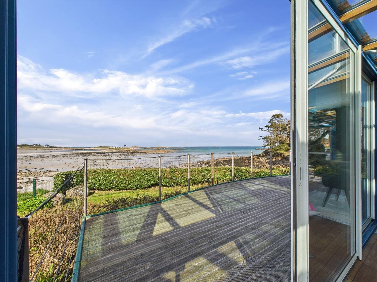 Foto 9 von 37: Hervorragende Villa mit den Füßen im Wasser