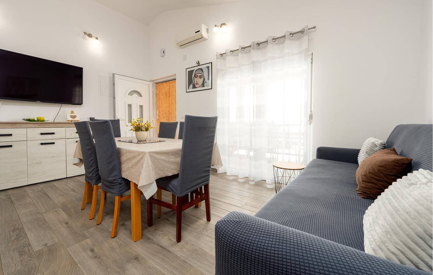 Foto 6 von 29: Gemütliche 1-Zimmer-Wohnung mit Terrasse, WLAN und Parkplatz in der Nähe von Novigradsko Mehr