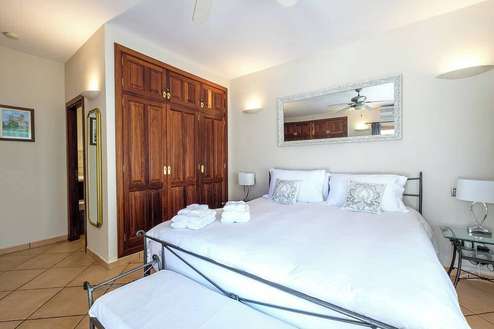 Foto 6 von 30: Villa Marpessa 4 Schlafzimmer In Portals Nous Mit Pool