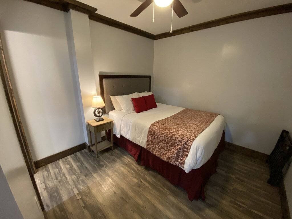 Foto 8 von 11: Ohiopyle Trailside Hotel Room 1 Queen Beds Sleeps 2 /Minutes to Fallingwater