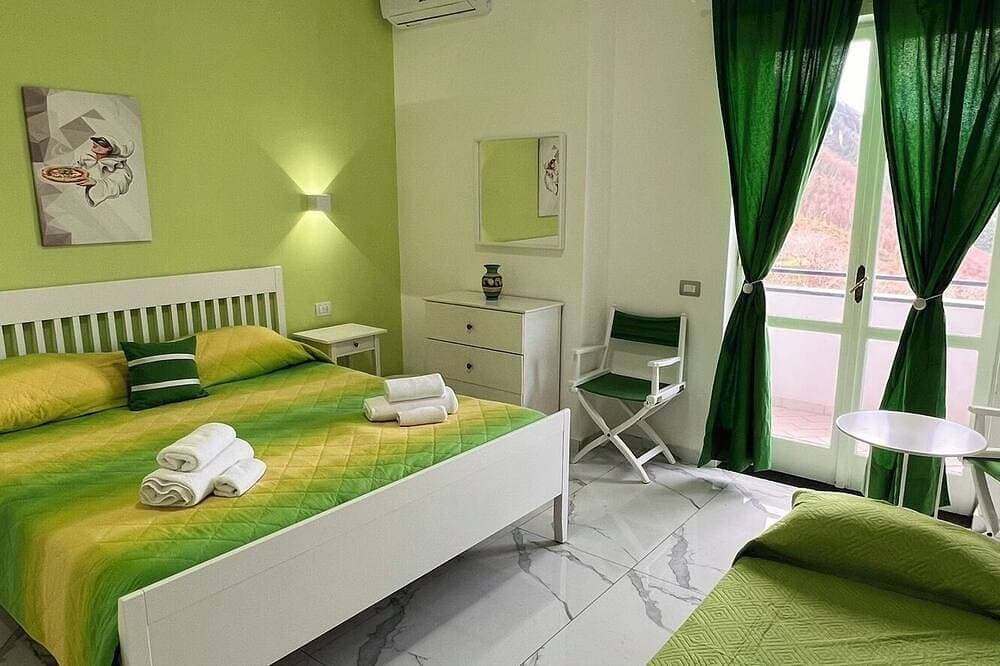 Foto 3 von 30: 3Zk2B Ferienwohnung  mit atemberaubendem Ausblick auf den \"Golfo di Napoli\"