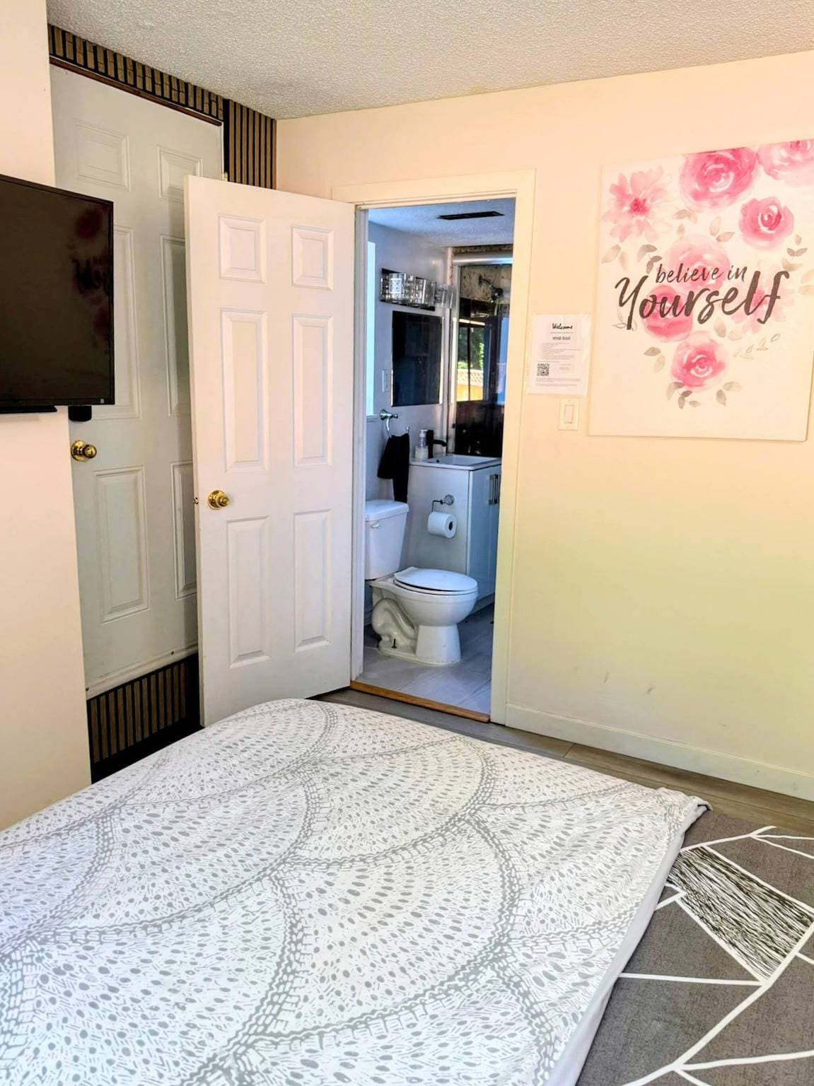 Foto 7 von 12: Gemütliches privates Zimmer mit angeschlossenem Waschraum Eigener Eingang Flexibler Check-In