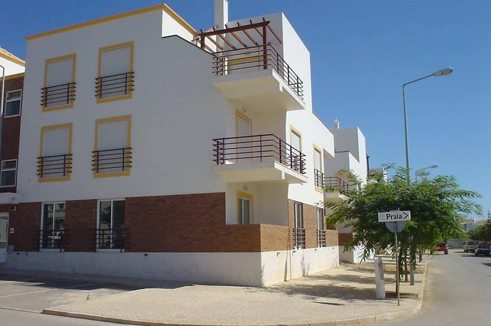 Foto 12 von 21: Geräumige 2 Schlafzimmer Apt mit Air - Con, Swimmingpool, sehr nahe am Strand.