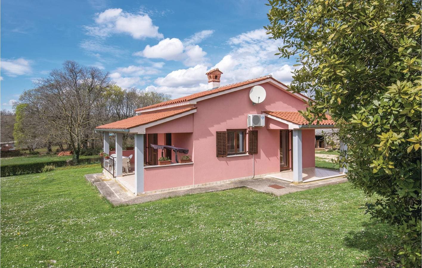 Foto 2 von 22: Gemütliche Ferienwohnung mit WLAN, Klimaanlage, Terrasse und Parkplatz