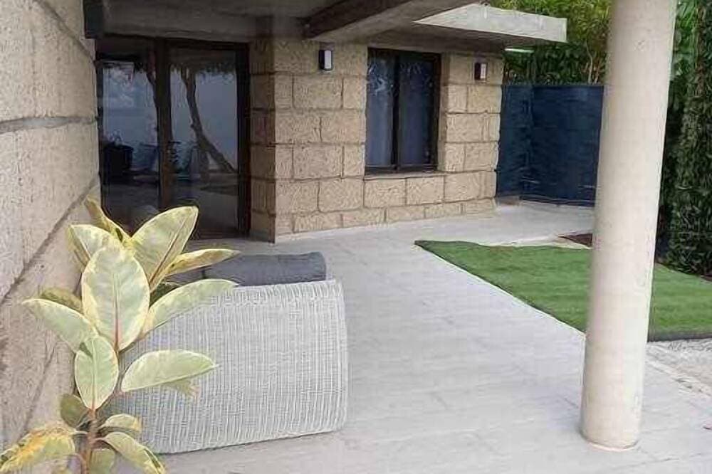 Foto 10 von 30: Infinity House. Ocean View hot tub.