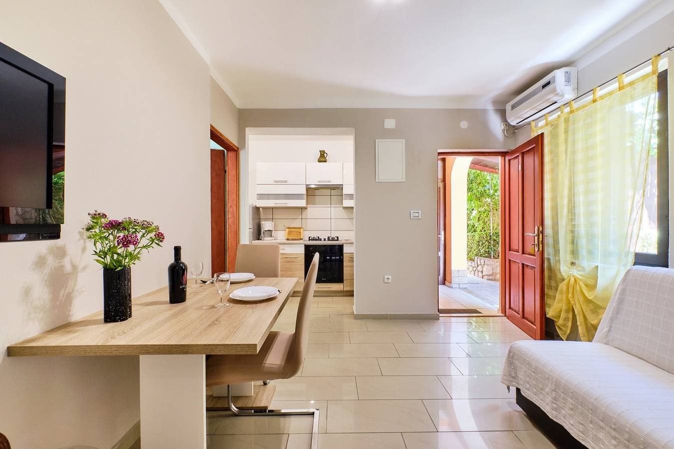 Foto 6 von 16: Das Apartment Ady 2 befindet sich im Erdgeschoss in Mali Losinj. Es ist möglich, 2 Personen unterzubringen. Es liegt in der Nähe des Strandes in der Gegend von Zagazinjine, 450 m vom Zentrum entfernt.