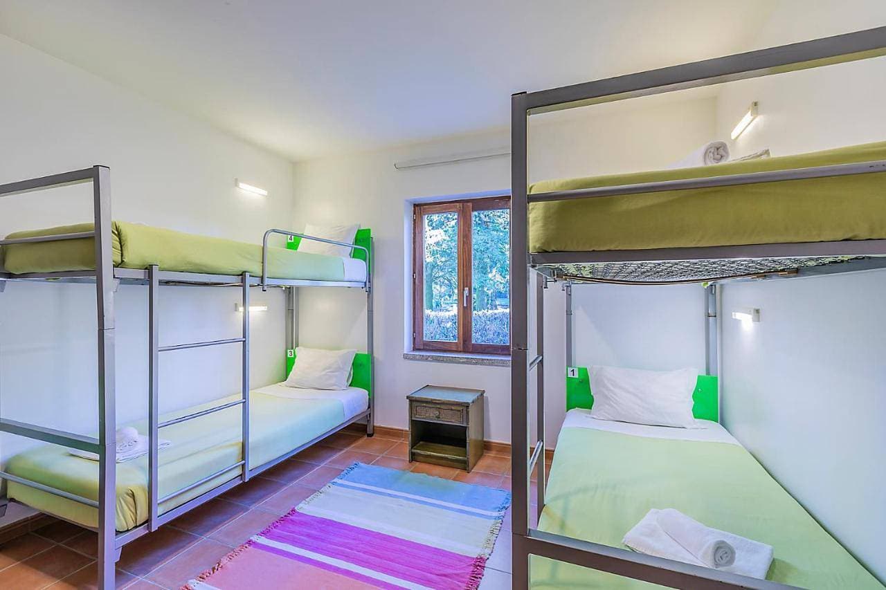 Foto 7 von 11: Quadruple Room with Shared Bathroom