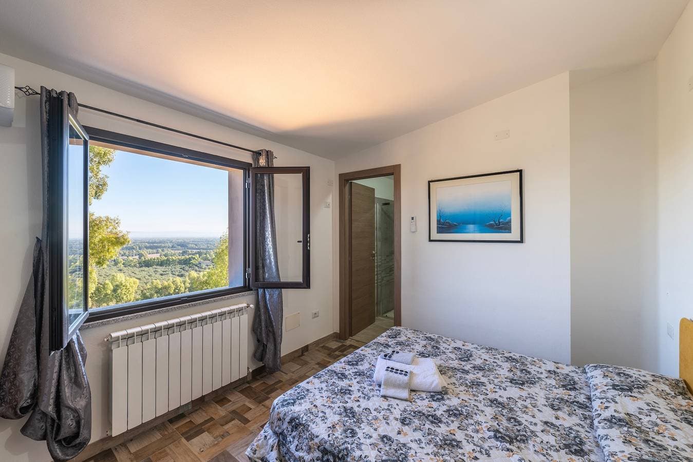Foto 2 von 30: Zimmer 'Camera - Pisicinirgas' mit Bergblick, WLAN und Klimaanlage
