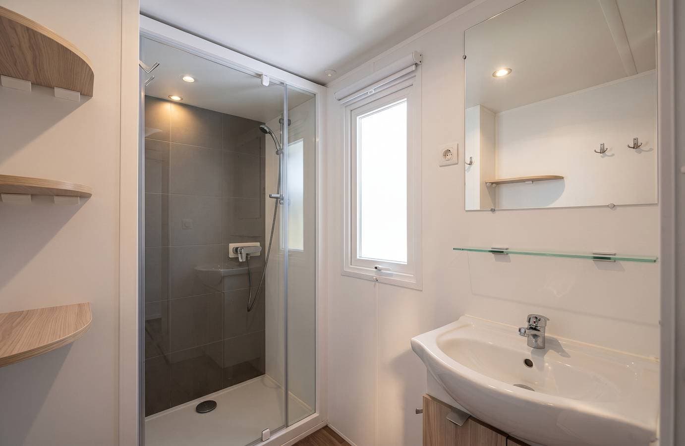 Foto 4 von 12: Komfortabler Bungalow in Nans-les-Pins mit Gemeinschaftspool