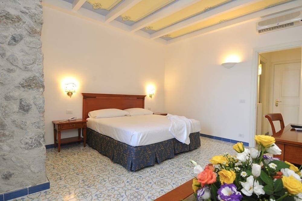 Foto 2 von 30: Villa Amalfi - Zwölf Schlafzimmer Villa, Schläft 24