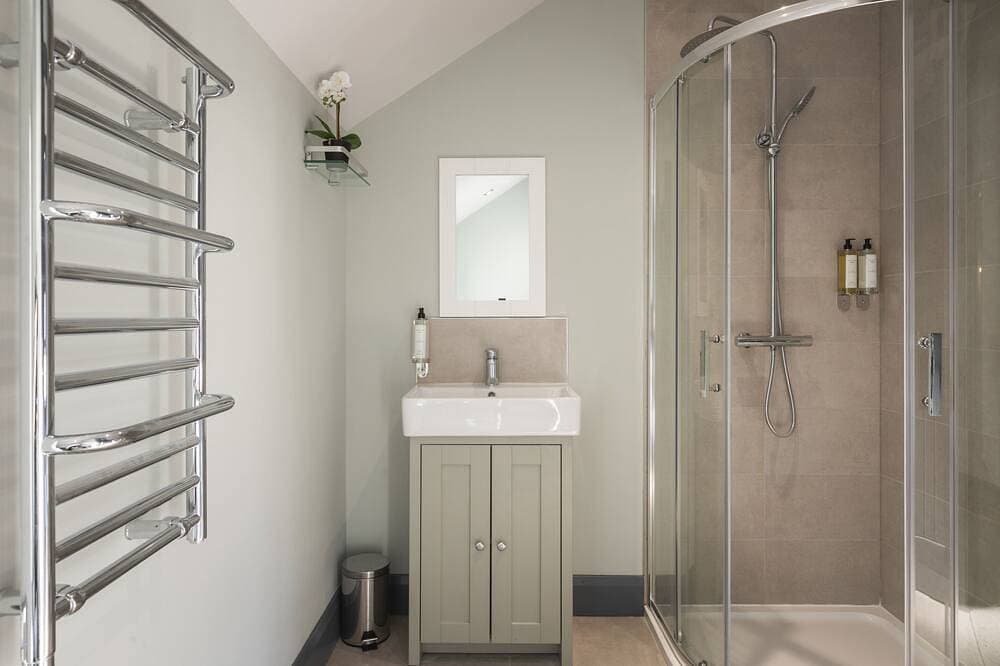 Foto 9 von 27: Apartment-Superior-Ensuite mit Dusche-Strassenblick-One Bedroomed Unit