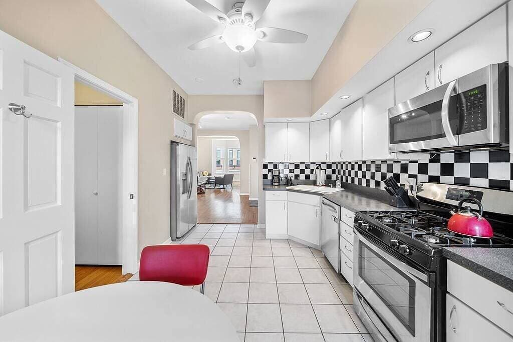 Foto 8 von 25: Classic Lincoln Park  2 bedroom condo- parking included