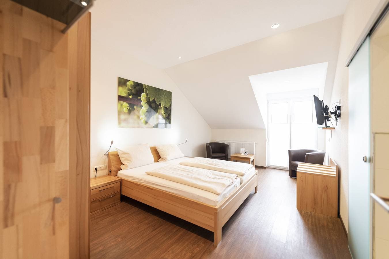 Foto 9 von 13: Weingut und Gästehof Borst - Helles Doppelzimmer mit Balkon und WLAN