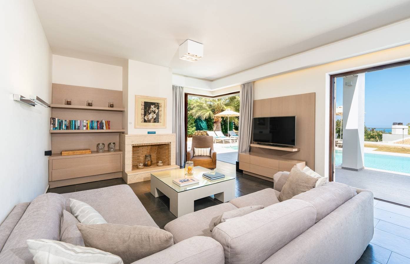 Foto 7 von 28: High-Spec Contemporary Villa with Garden, Jacuzzi and Walk-to-Tavernas Location