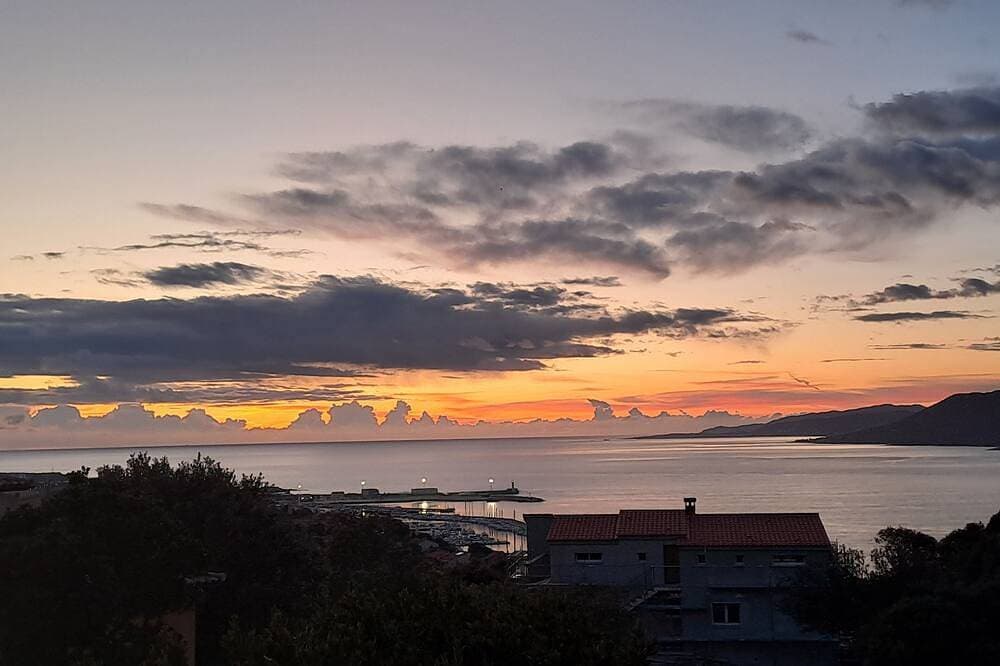 Foto 10 von 18: Joli Studio Avec vue Panoramique sur la mer à 5 mn de la Plage et de Propriano