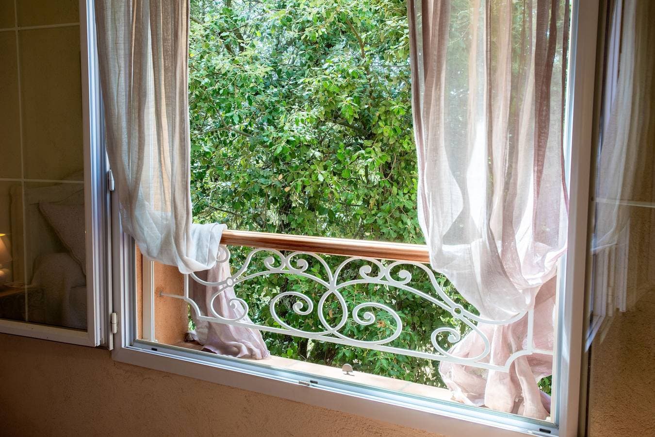 Foto 11 von 42: Gästezimmer „Les Lilas“ mit Pool, Garten, gemeinsamer Sommerküche und WLAN