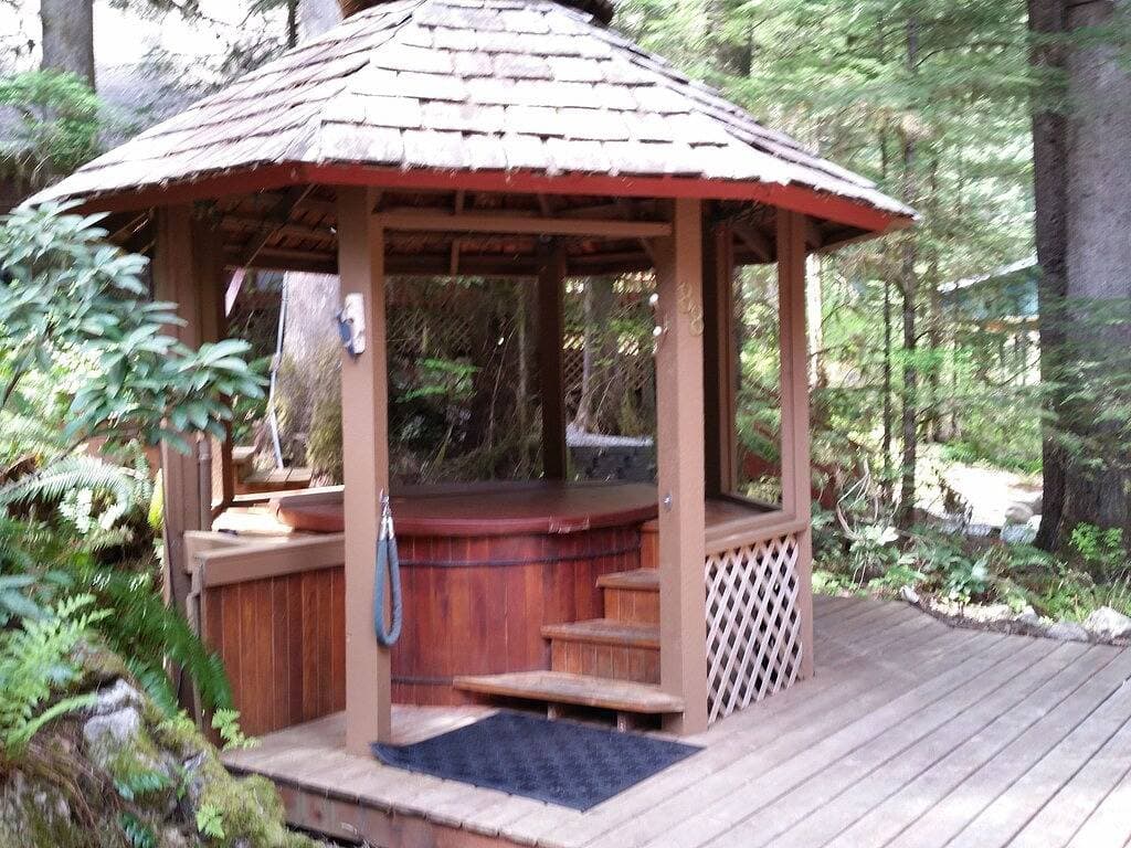 Foto 4 von 42: Charmantes Cedar Chalet mit eigenem Whirlpool und Feuerstelle