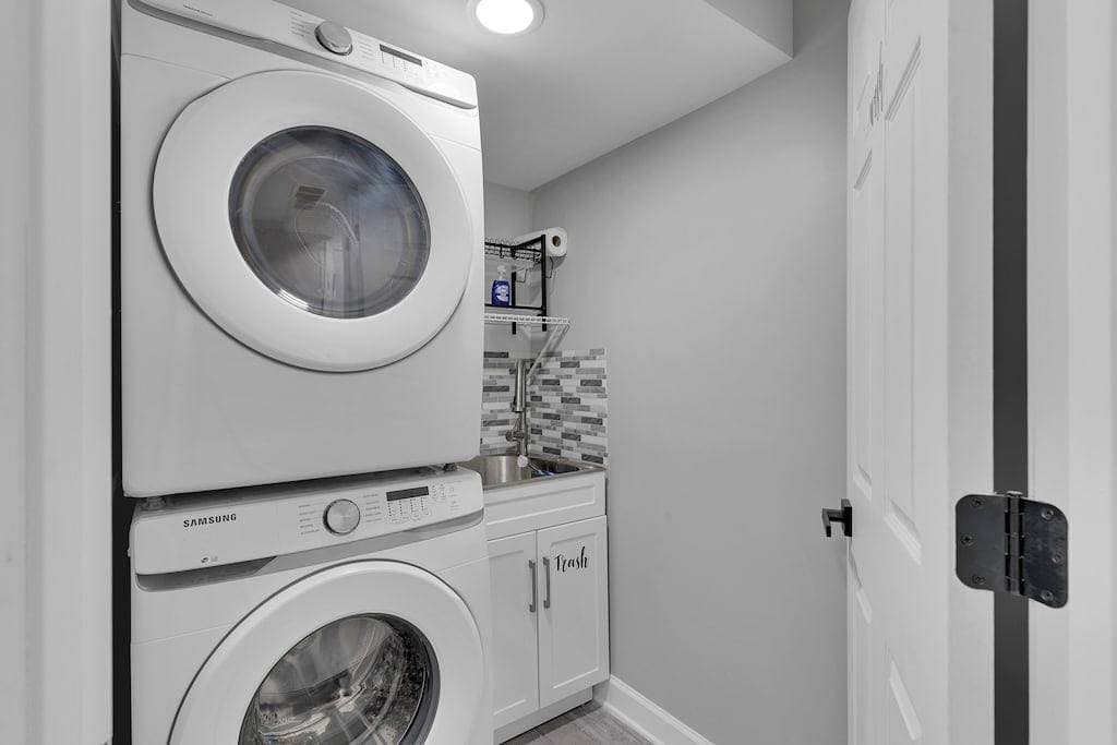 Foto 5 von 25: Cozy Modern Beautiful Studio+Parking. Walk to Dc Metro. Perfect for Long Stays!