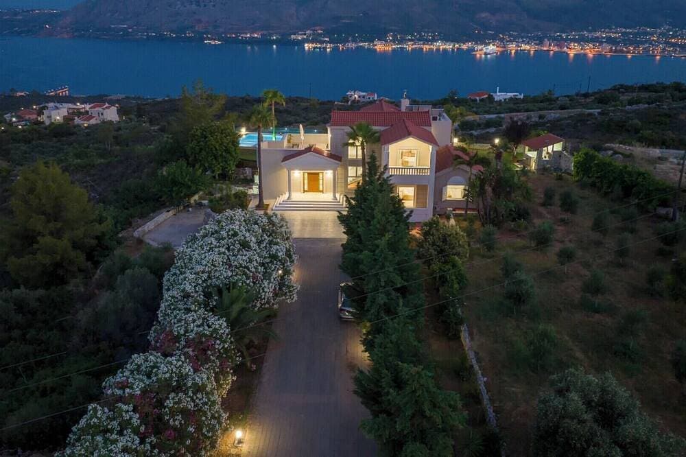 Foto 4 von 30: Breathtaking view*Private Heated Pool*15 sleeps*BBQ*390m2