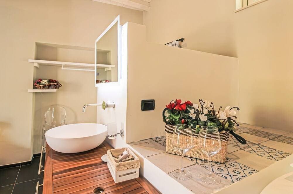 Foto 11 von 20: Casa Mercè - Cozy Two-Room Apartment with an En-Suite Jacuzzi in the Historic Center of Modica