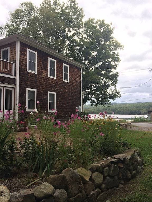 Gehobene Ferienwohnung gegenüber vom Haley-Teich im Dorf von Rangeley 1