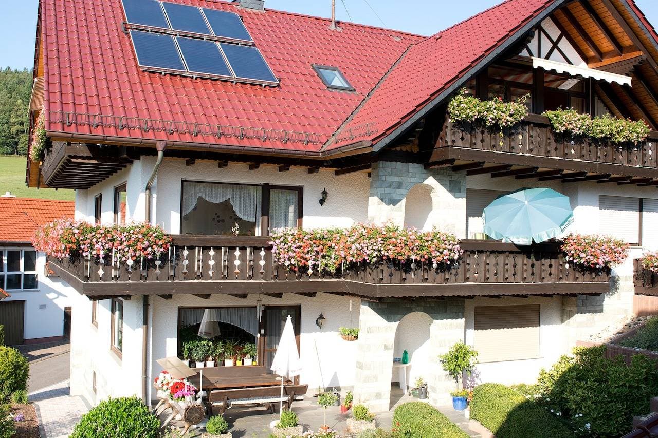 Foto 2 von 39: Pension Gästehaus Cornelia - Doppelzimmer 3 mit Terrasse und Ausblick ins Grüne