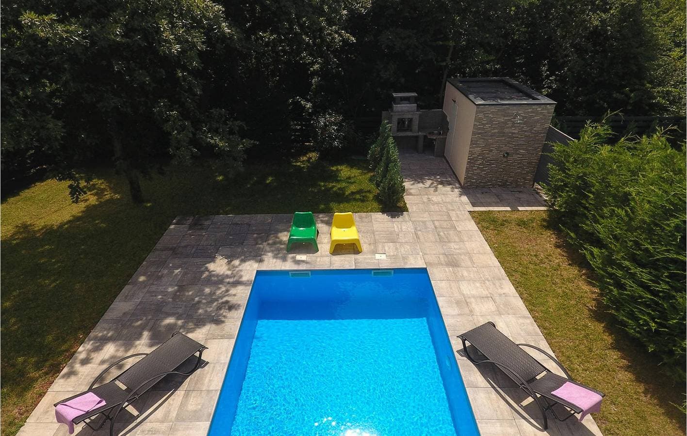 Foto 6 von 40: Geräumige 2-Zimmer-Wohnung mit Pool, Parkplatz und WLAN in der Nähe von Restaurants und dem Stadtzentrum