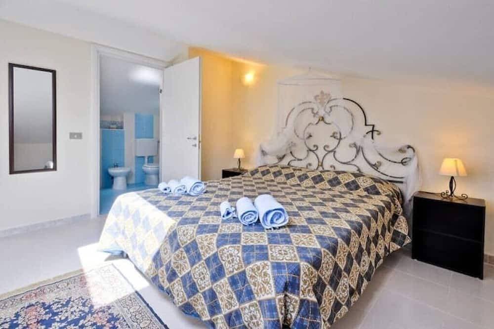 Foto 2 von 27: Stylish & Spacious Townhouse - Walk to Beach & Town