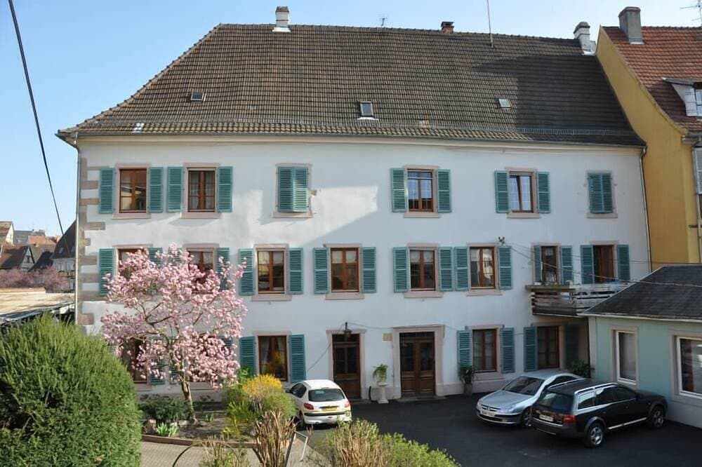Historical Center, Apartment With Garden, Parking outside Christmas market period 1