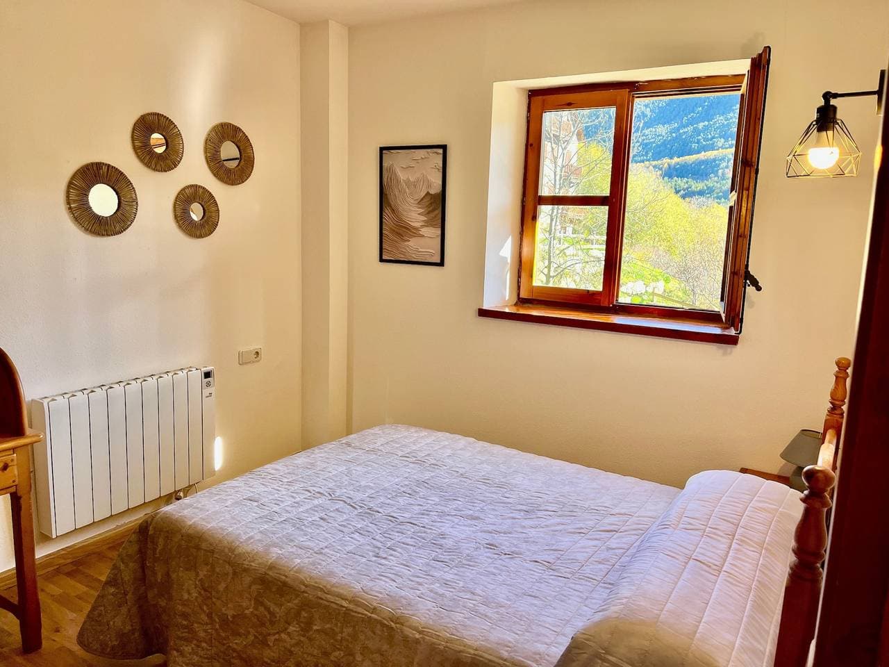 Foto 13 von 30: Ferienwohnung 'Mirador de la Neu' mit Bergblick, Gemeinschaftsgarten und Balkon