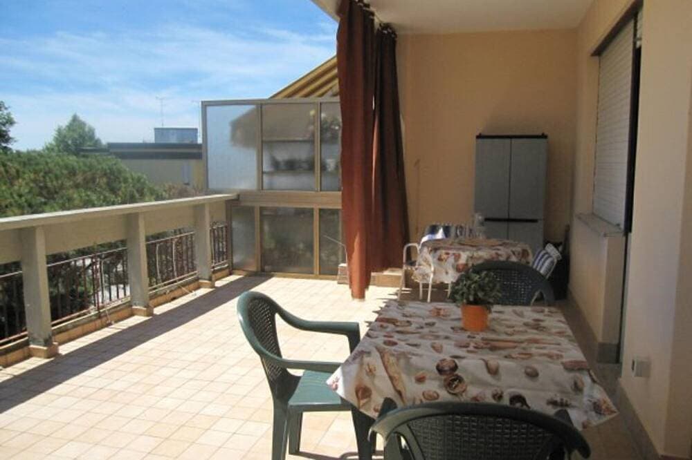 Wohnung mit großer Terrasse in Grado 1