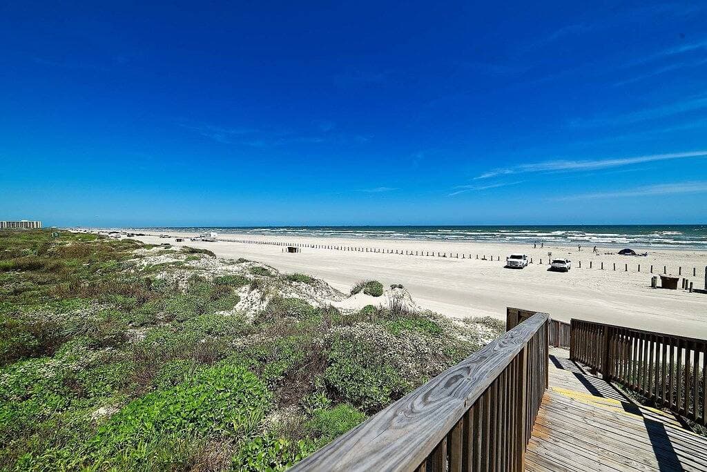 Foto 4 von 31: Ideal für ein Paar oder eine kleine Familie.  Promenade zum Strand.