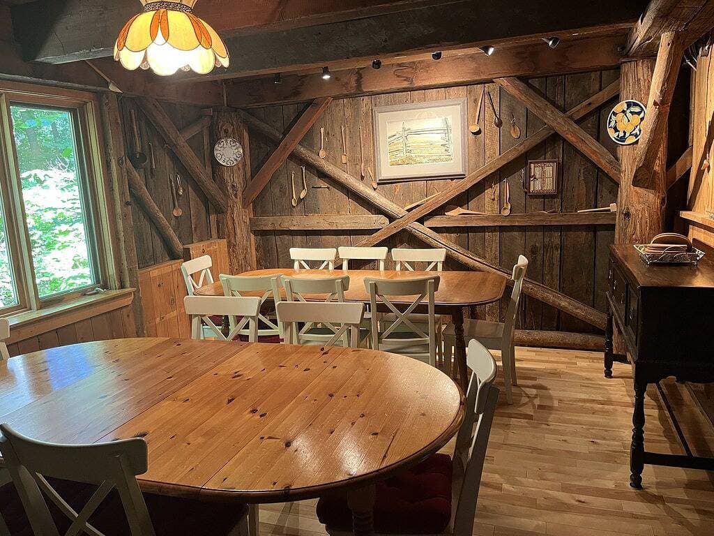 Foto 10 von 28: Die Scheune - ein Treffpunkt, 80 Hektar am Gatineau Park