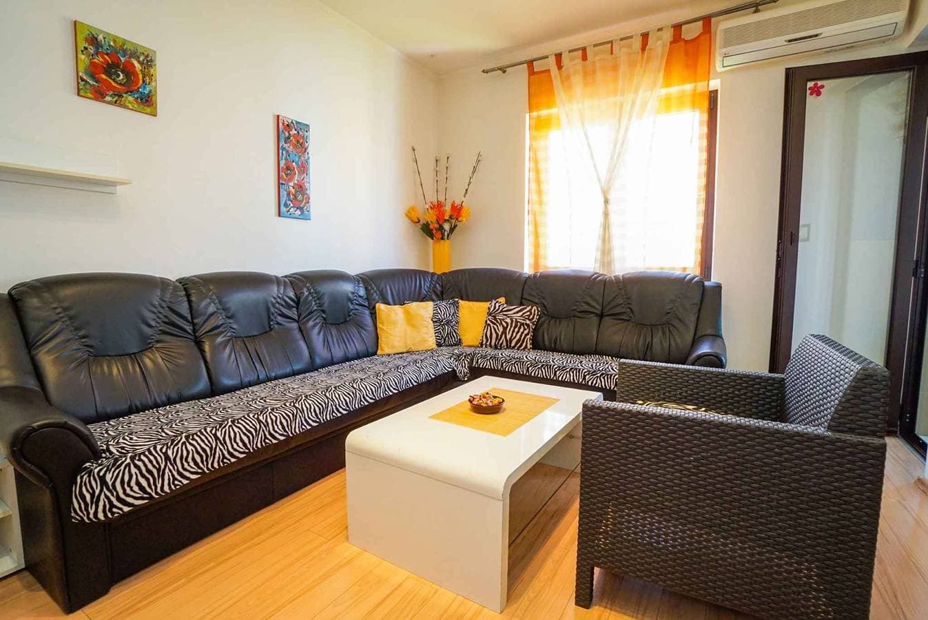 Foto 11 von 25: Ferienwohnung mit gemütlicher Loggia und Klimaanlage