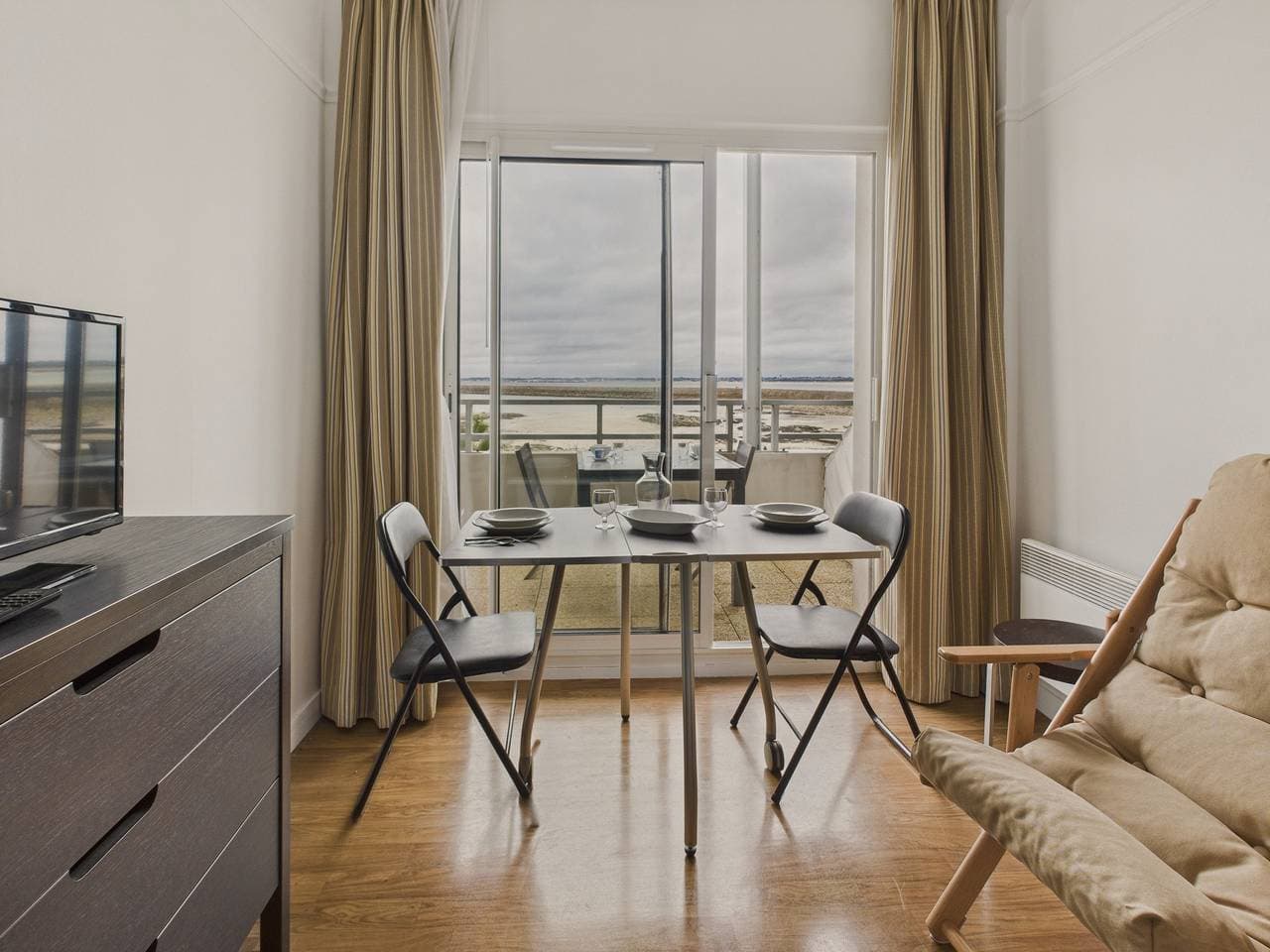 Foto 9 von 12: Meerblick mit Balkon - Studio für 2  mit Pool