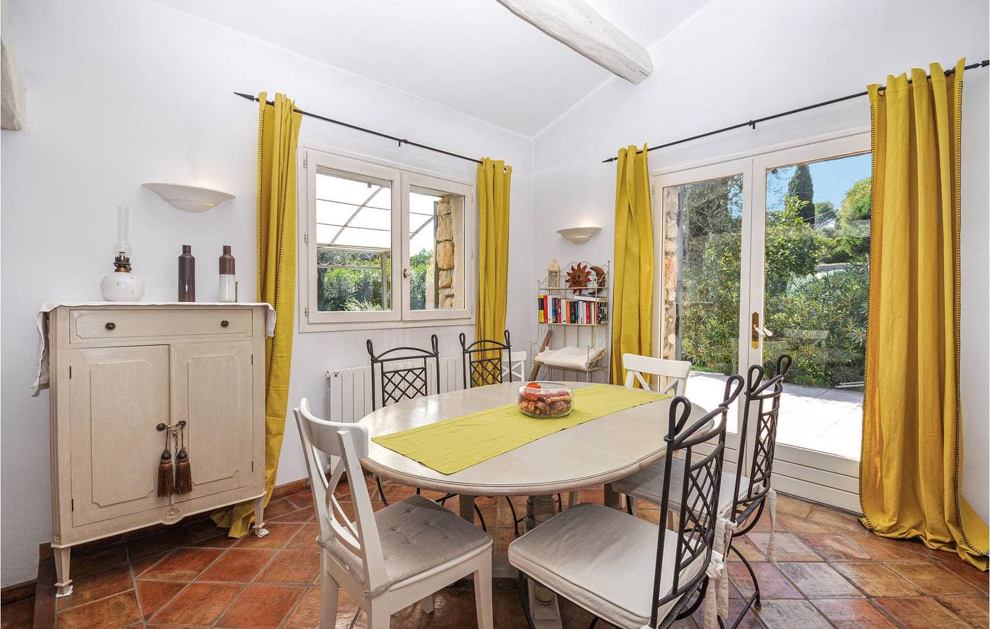 Foto 6 von 31: Poolterrasse mit Parkplatz und Internet