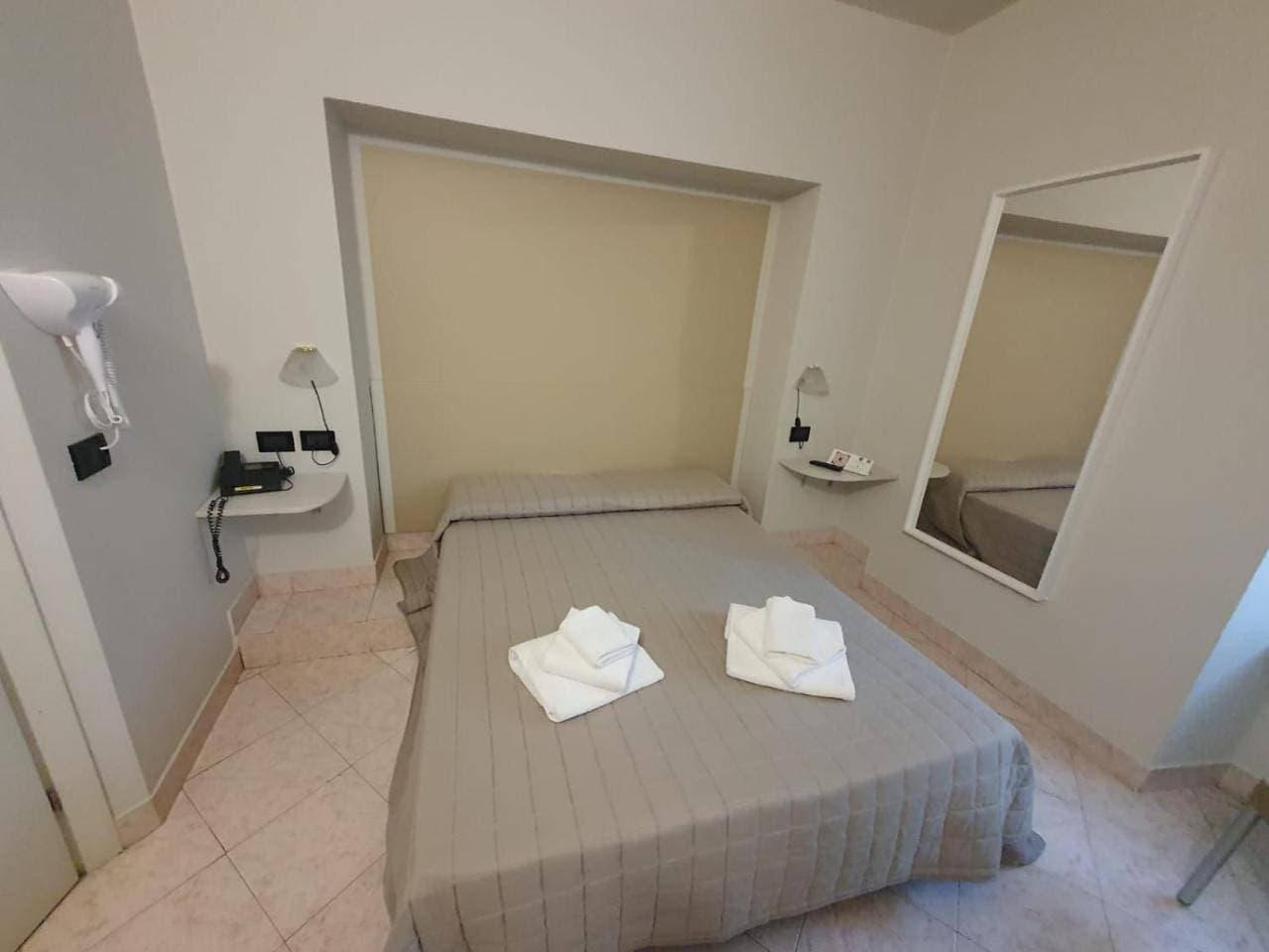 Foto 13 von 13: Double Room with Private Bathroom