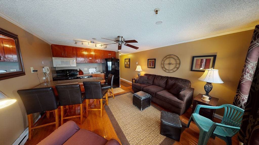 Foto 9 von 9: 1st Floor -  Bedroom + Sleeper Sofa, 1 Bath with Mountain Views & Ski In/Ski Out