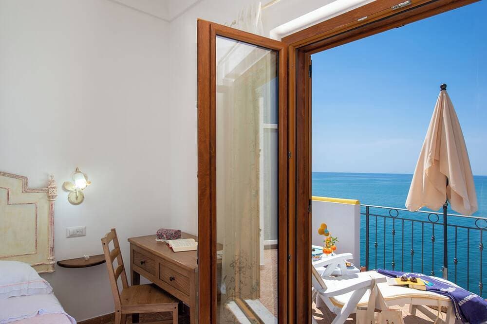 Foto 3 von 30: Casa Olga, with a view of the sea