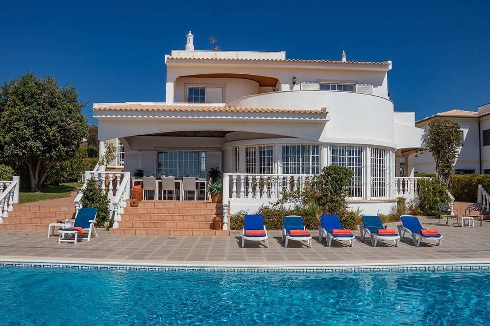 Luxuriöse freistehende Villa mit 6/7 Schlafzimmern, privatem Pool und Spielzimmer 1