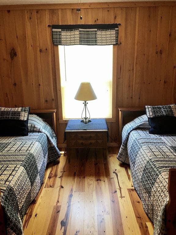Foto 2 von 44: BearPaw Cabin - Charmante und gemütliche Hütte im Wald - WLAN - Haustierfreundlich - Abgelegen