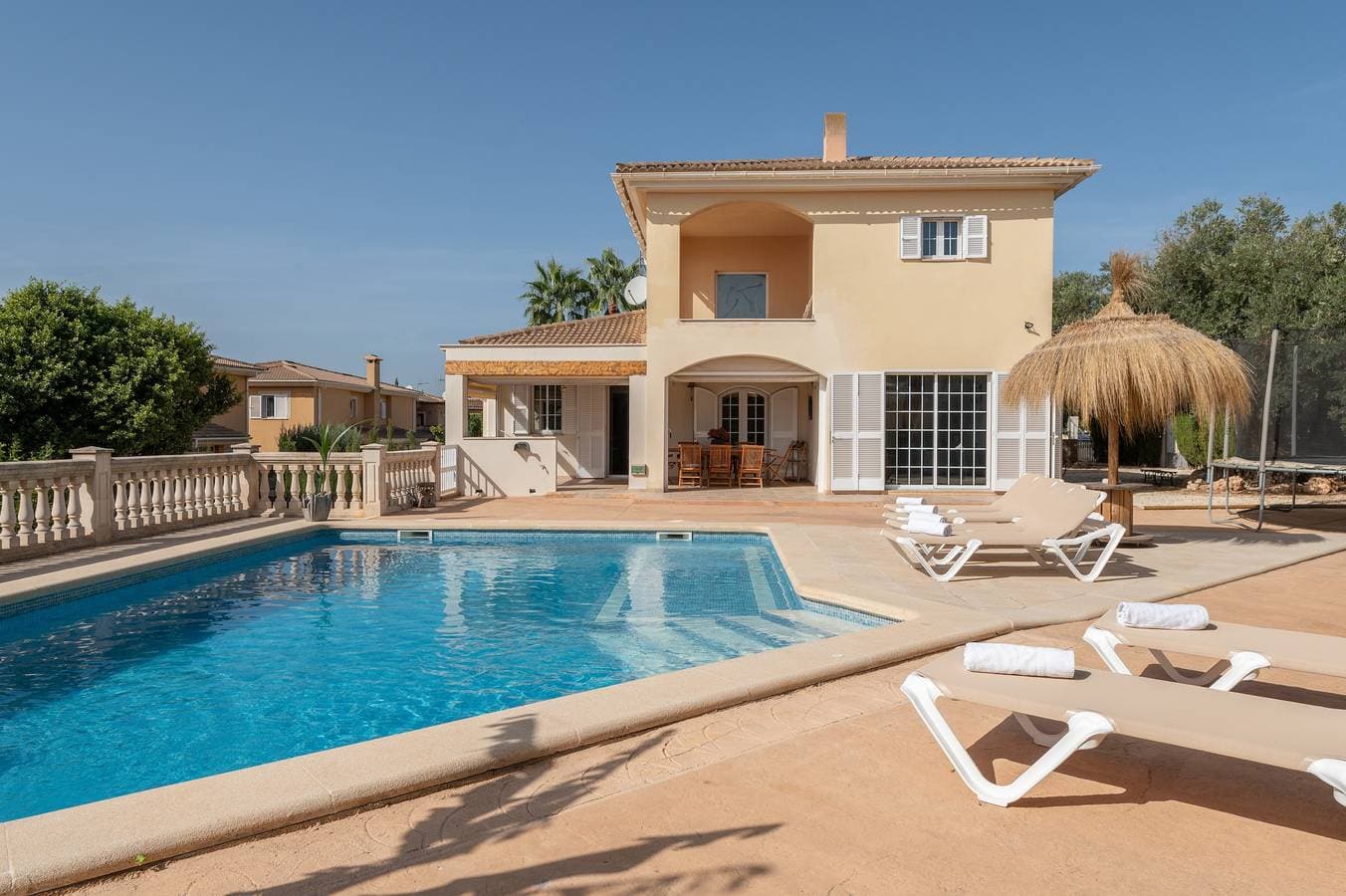 Foto 3 von 24: Villa Sayana mit Bergblick, Pool, Garten und WLAN