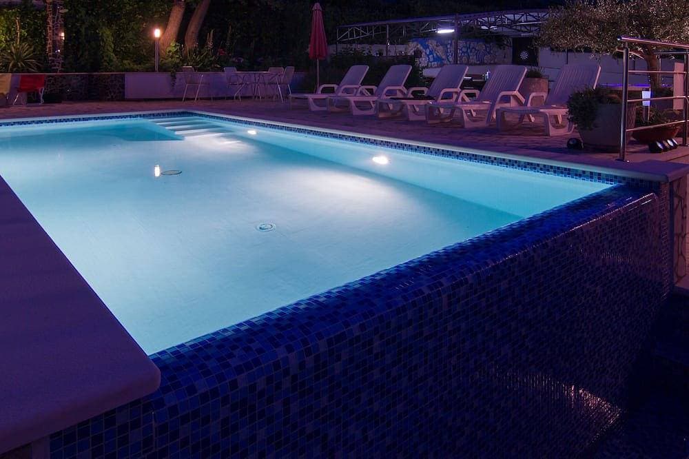 Foto 13 von 24: App for 2 with heated pool, nice garden and bbq