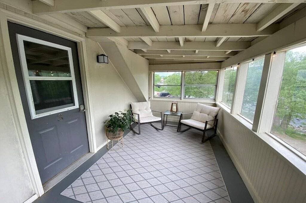 Top Floor River View Apartment 1