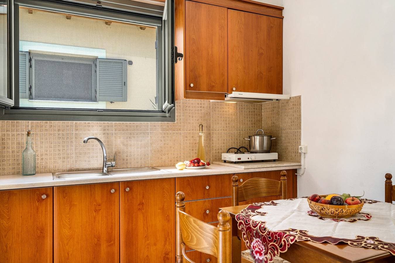 Foto 6 von 22: Ferienwohnung "Alkionides Apartment 2" mit Blick auf den Pinienwald