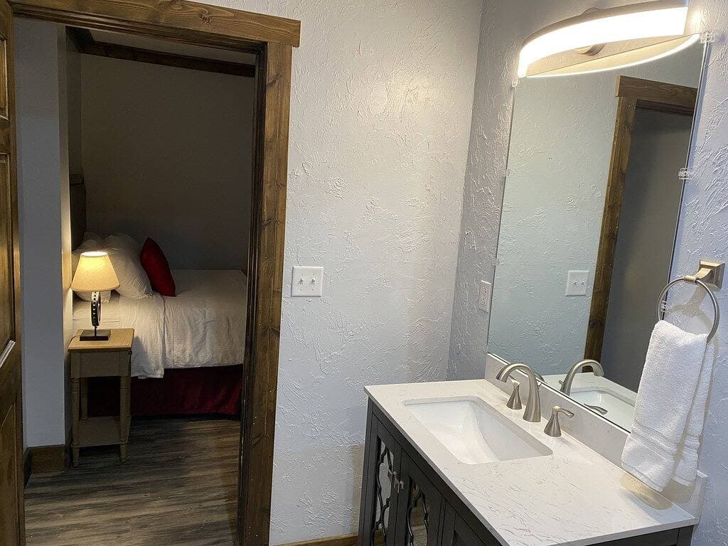 Foto 6 von 11: Ohiopyle Trailside Hotel Room 1 Queen Beds Sleeps 2 /Minutes to Fallingwater