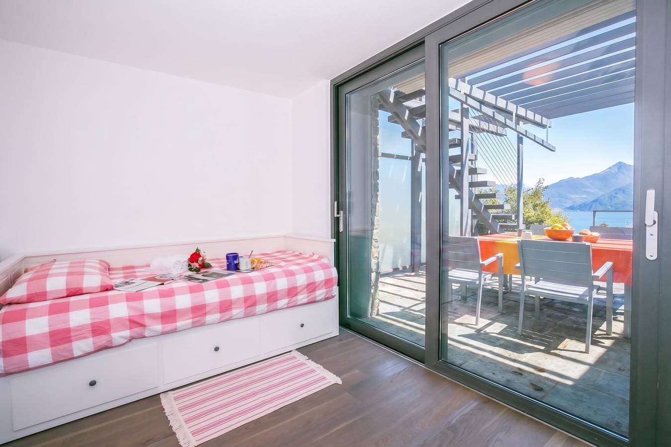 Foto 13 von 30: Penthouse-LakeView-AC-PrivateGarden