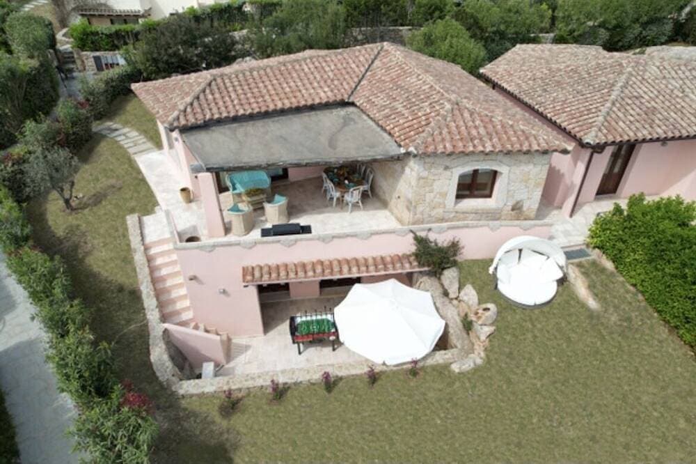 Exclusive with big garden, view on Molara Island, walking distance from the sea 1