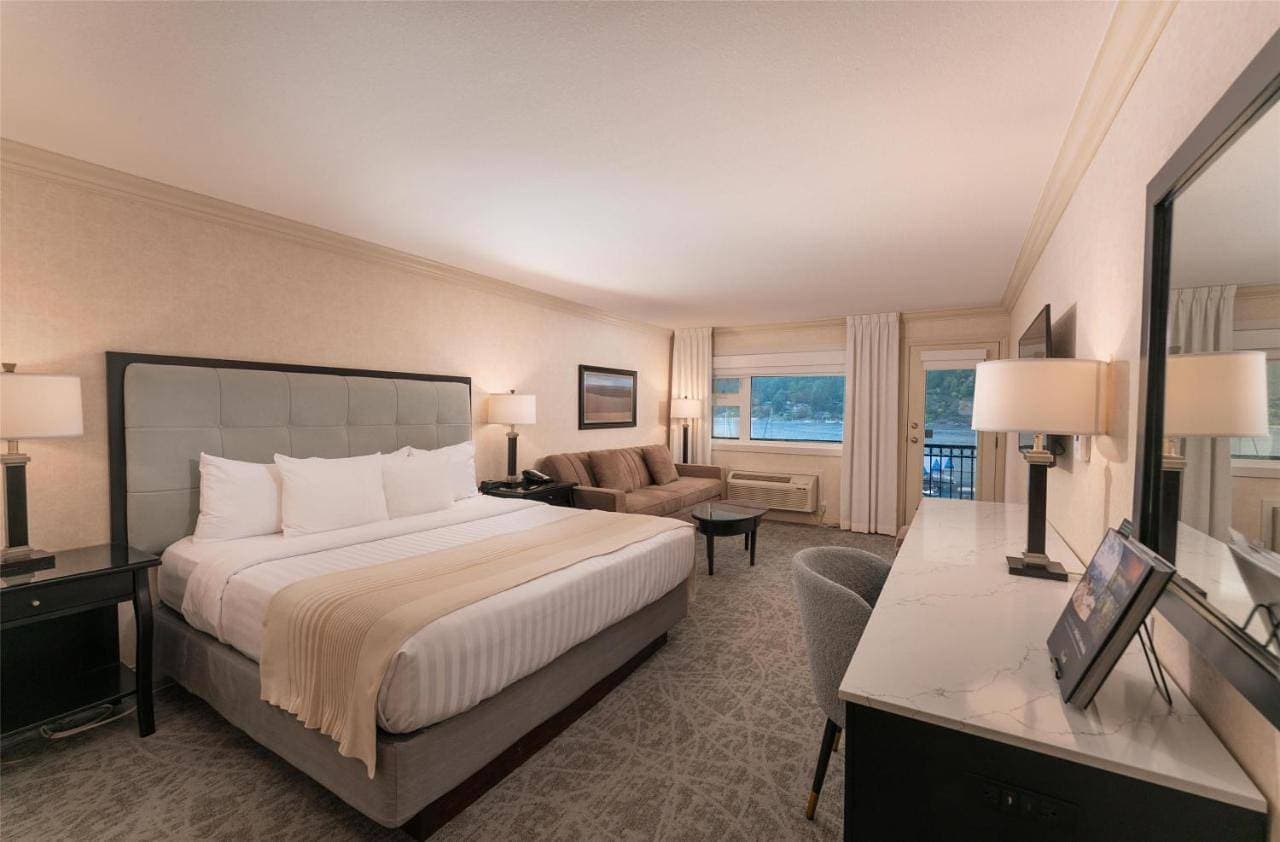 Foto 6 von 11: King Room with Sofa Bed and Spa Tub - Balcony/Lake View