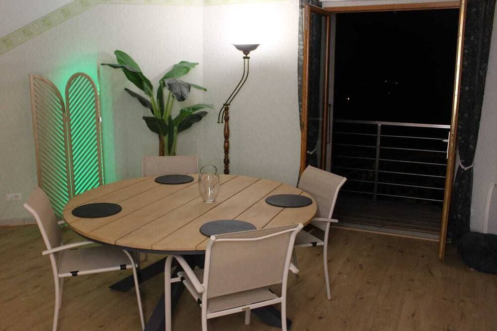 Foto 7 von 14: Spacious apartment with magnificent view and terrace, on the 1st floor of a villa.